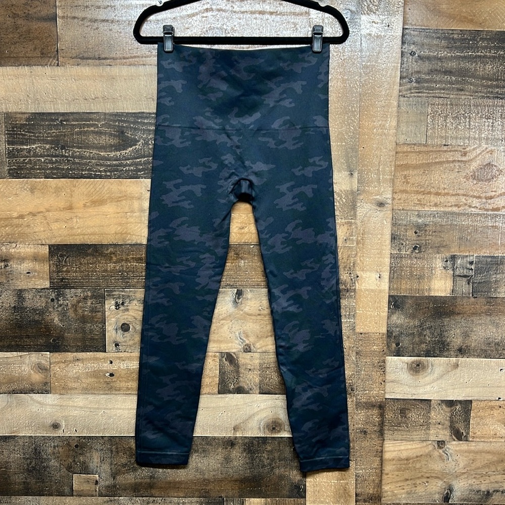 Spanx Gray Camo Look At Me Now Leggings Women's Size 1X‎